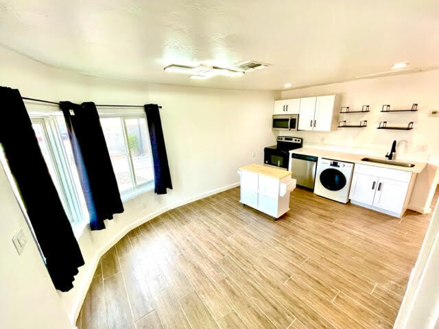 Primary Photo - Renovated in the heart of Roosevelt Distri...