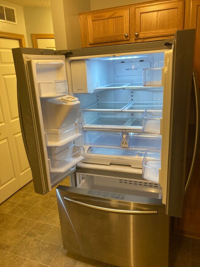 Building Photo - Flexible Lease term if you want a short lease?! ALL NEW PLANK FLOORING, CARPET, AND PAINT!