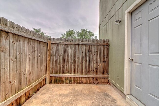 Building Photo - 400 Hedgewood Dr