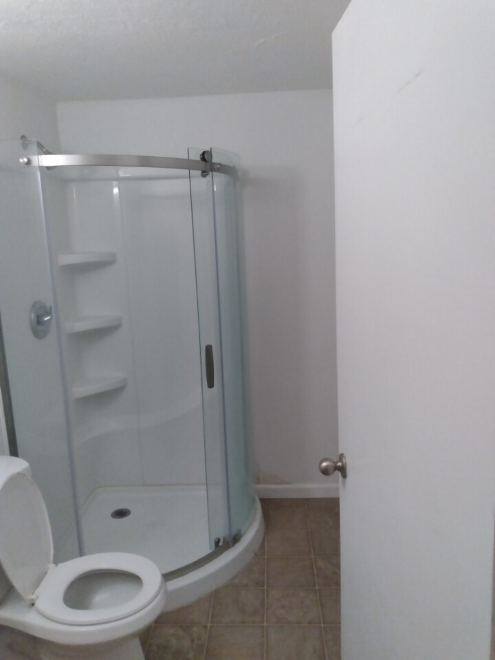 Large bathroom - 1380 Dartmouth Ave