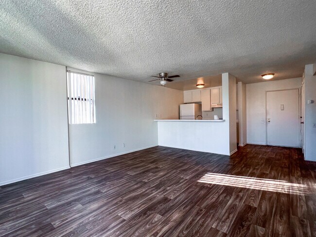 Building Photo - 1400 E Palm Canyon Dr