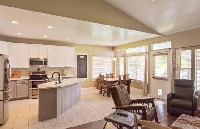 Building Photo - 1262 Creek Ridge Dr S