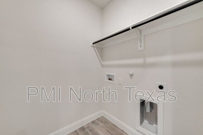 Building Photo - 717 Amenduni Ln