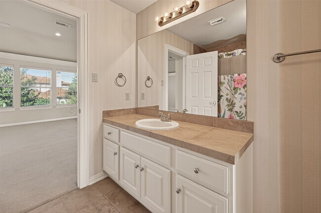 Building Photo - 2210 Bywater Dr