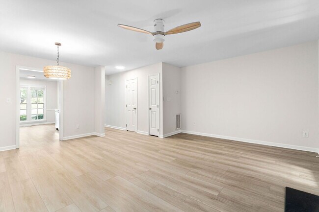 Building Photo - Stylish & Fully Updated 2-Bedroom Townhous...