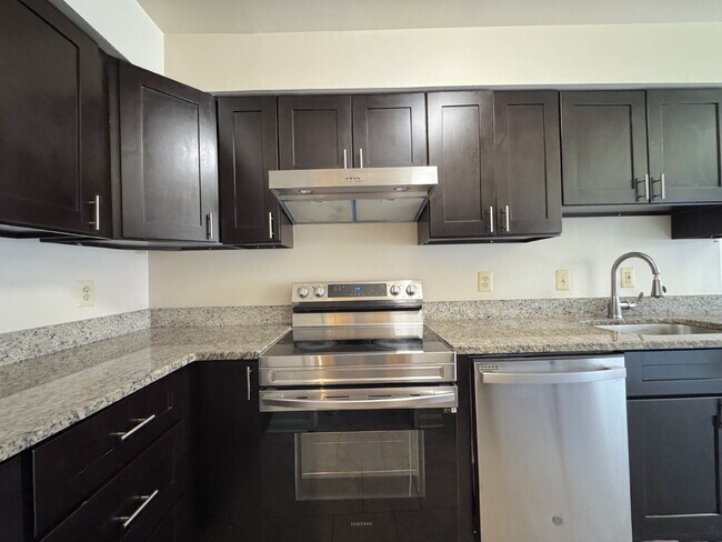 Building Photo - Charming & Spacious Two Bedroom One bathroom Unit