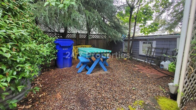 Building Photo - Spacious 1 BD | 1 BA on a Beautiful Proper...