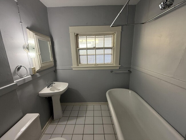 Building Photo - Heritage Hill 3BR