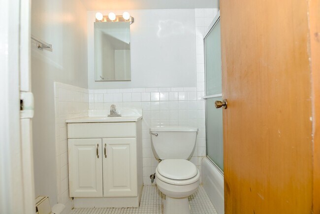 Building Photo - 665 W Wrightwood Ave