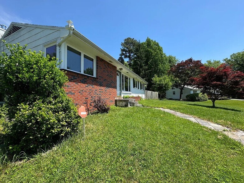 Building Photo - 10 Harmon Rd