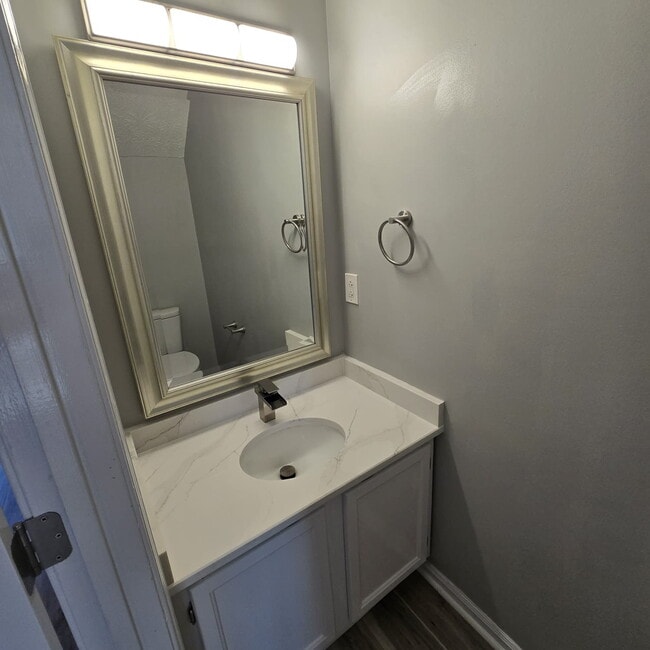 Building Photo - 2 Bedroom Townhome conveniently located near the interstate, hospital, airport, entertainment and...