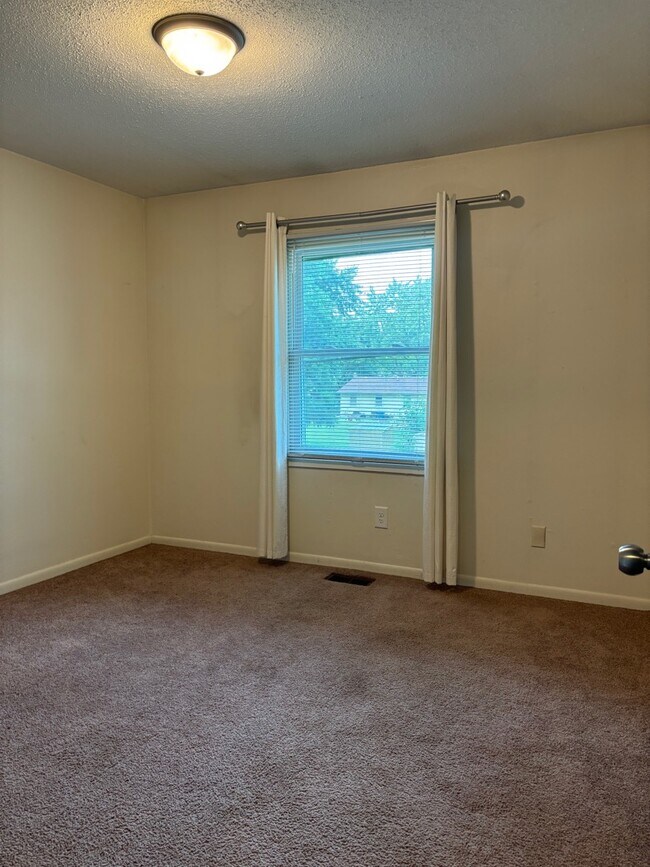 Building Photo - 935 Herold Ave