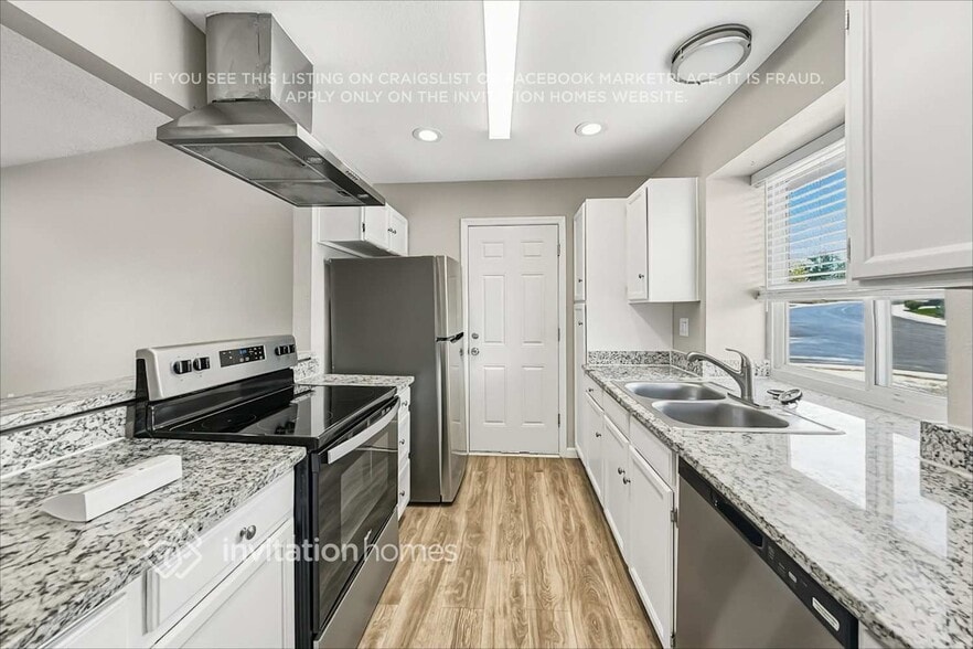 Building Photo - 5752 S Perth Pl