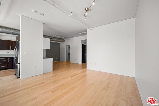 Building Photo - 1100 S Hope St