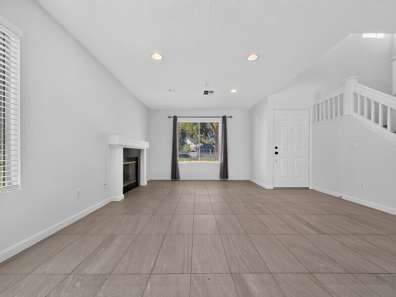 Living Room - 1065 E Broadway