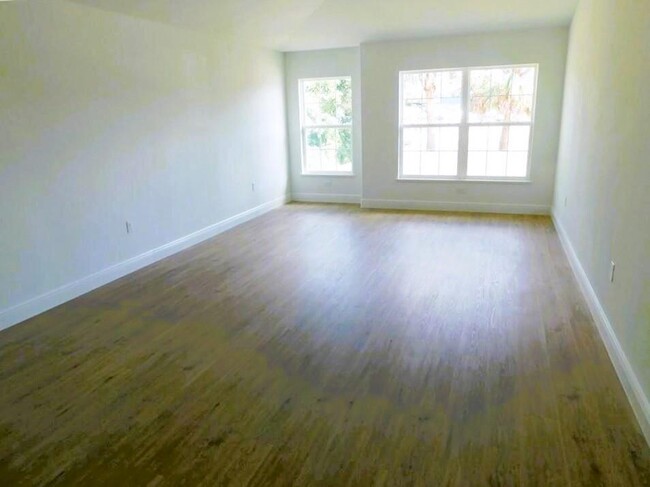Building Photo - 1358 Schumann Dr