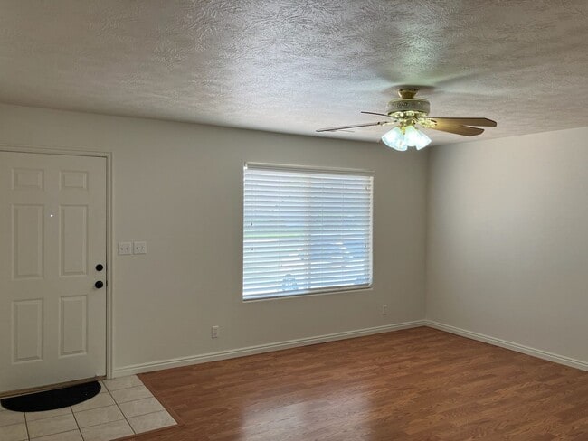Building Photo - 627 E Springhill Dr
