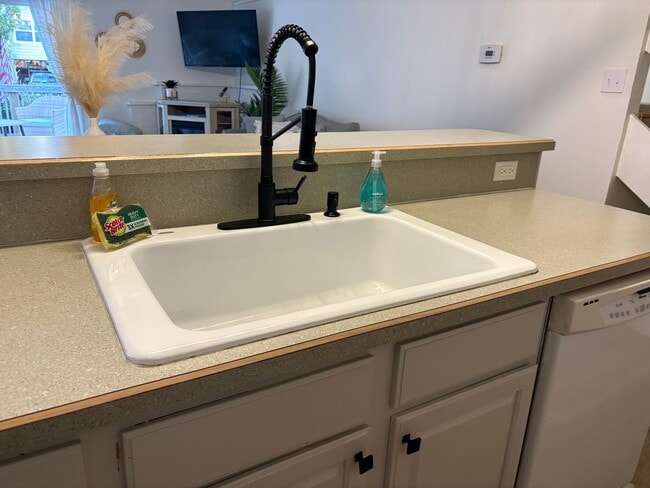 Building Photo - 2 Bedroom 2 Bath (+Bonus Bedoom) in Kill D...