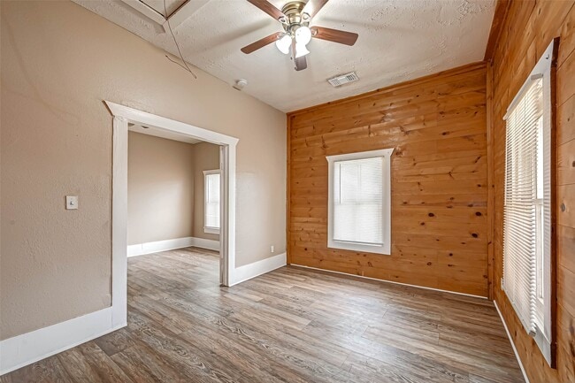 Building Photo - 406 Woodward St