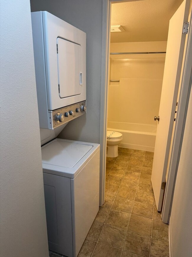 Building Photo - Spacious ground level 1br/1ba Apt with attached garage and washer/dryer in unit