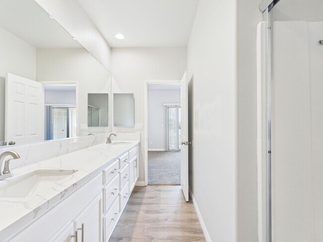 Building Photo - NEW NEW NEW remodeled -3bedroom/3bath Town...