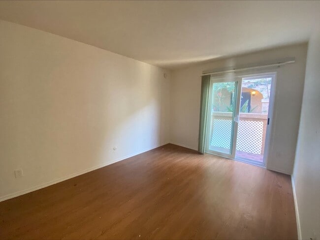 Building Photo - DOUBLE Car Garage! Balcony! Walkable to Restaurants!