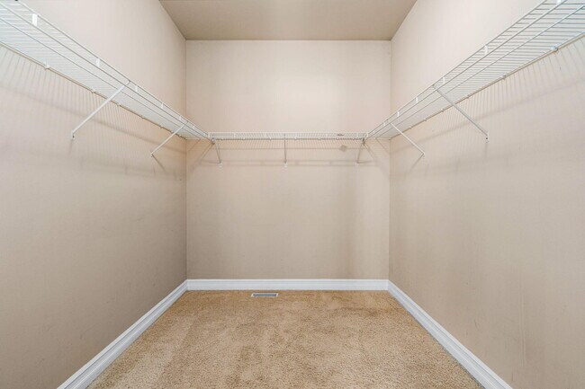 Building Photo - 950 Marshall Lakes Dr