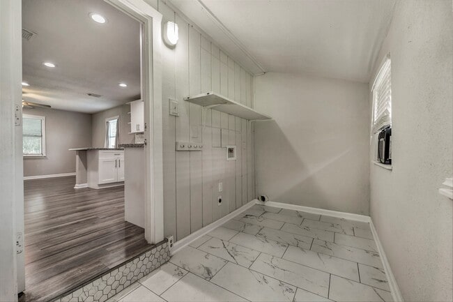 Building Photo - 7506 Bluebonnet St