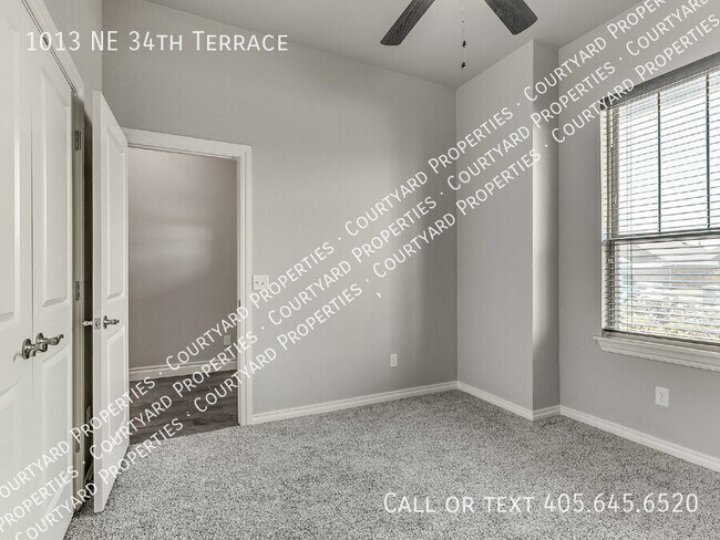 Building Photo - 1013 NE 34th Terr
