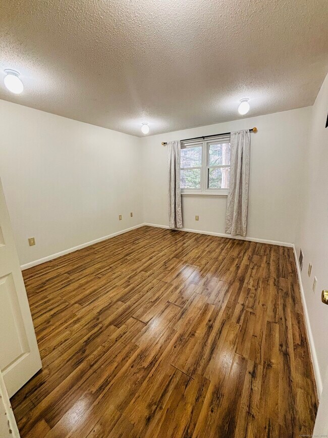 Building Photo - 507 Twin Circle Dr