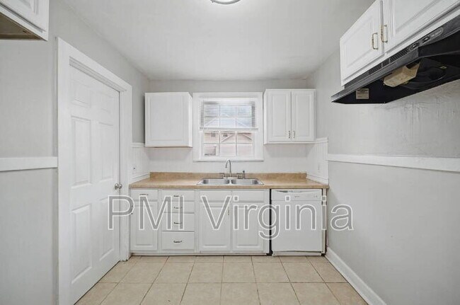 Building Photo - 3841 Chatham Cir