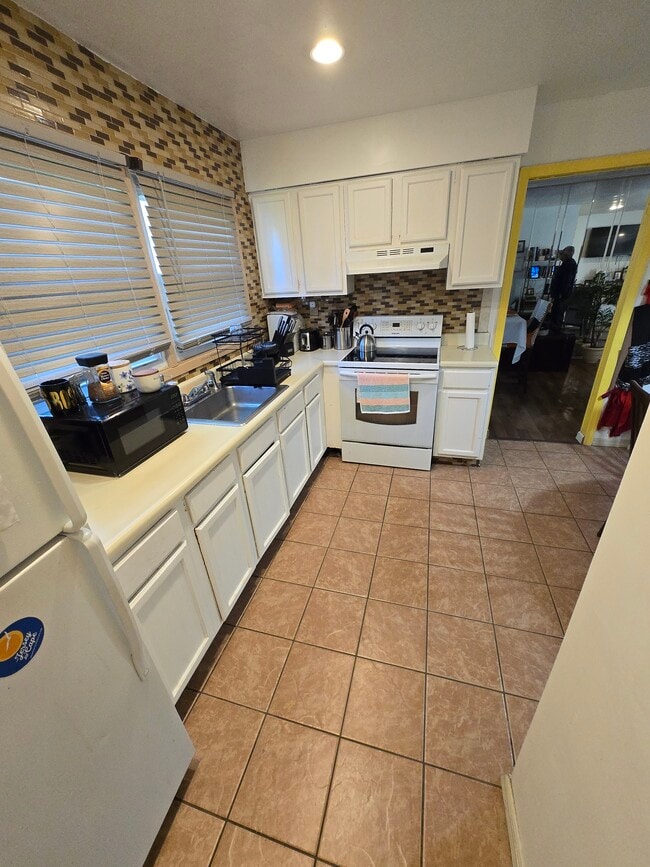 Building Photo - 16 Elridge Ln