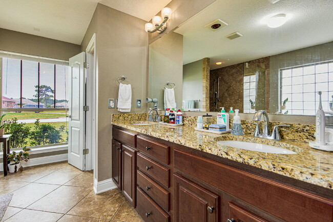 Building Photo - 5 Bed House convenient to Navarre and Hurl...