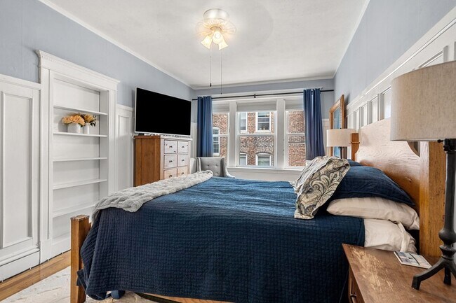 Building Photo - 376 Riverway