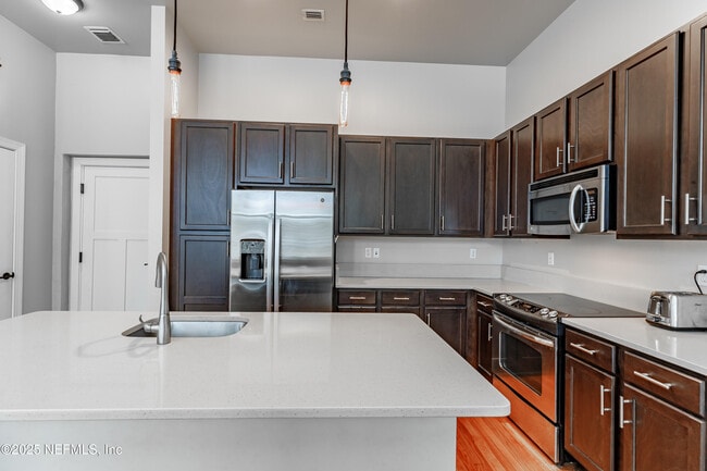 Building Photo - 2525 College St