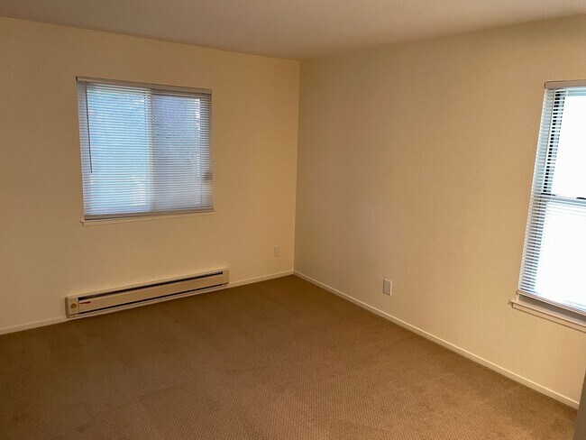 Building Photo - Updated Top Floor, Corner 2BD/ 2BA - Great...