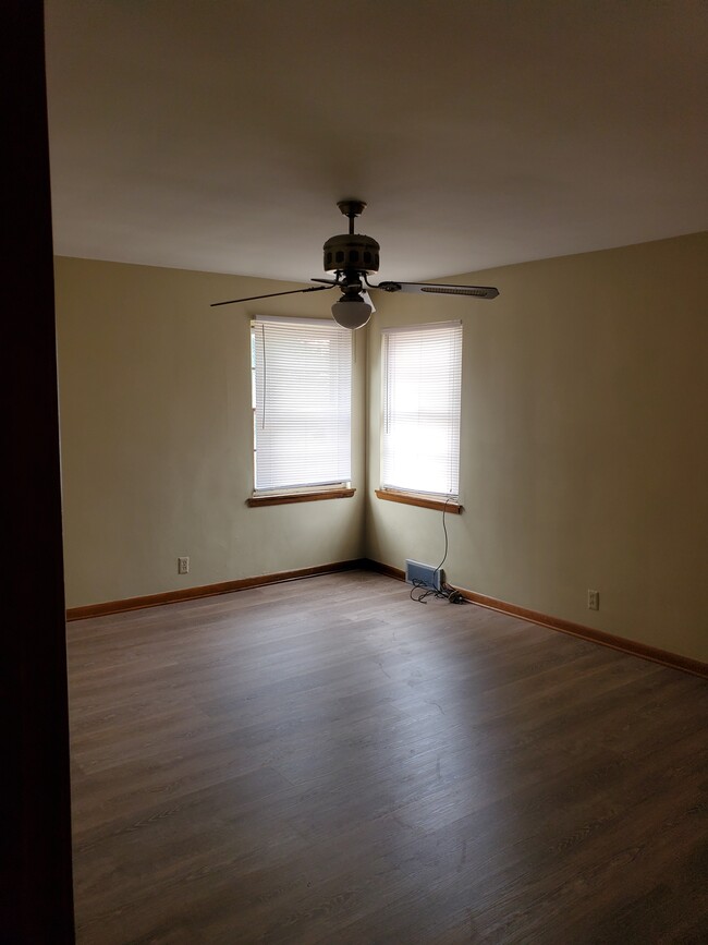 Larger bedroom - 106 Carpenter Rd