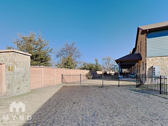 Building Photo - 1001 Zodiac Ln