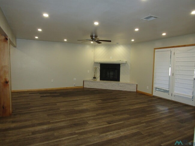 Building Photo - 1915 Villa Dr