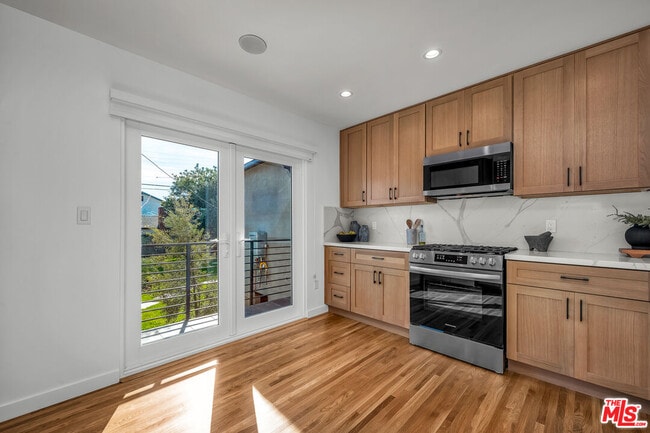 Building Photo - 616 W Ellis Ave