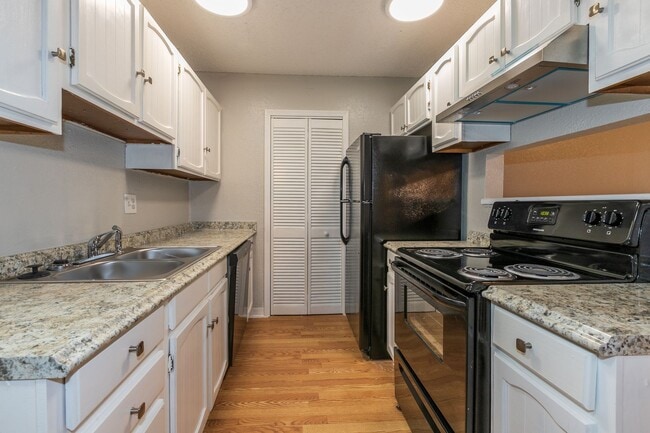 Building Photo - 2 Bed | 1.5 Bath East Tulsa with Spacious Back yard!