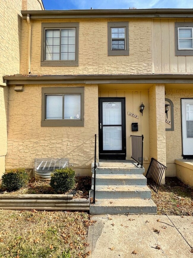Building Photo - SPACIOUS TOWNHOME IN KANSAS CITY