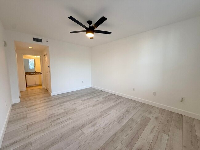 Building Photo - 630 S Sapodilla Ave