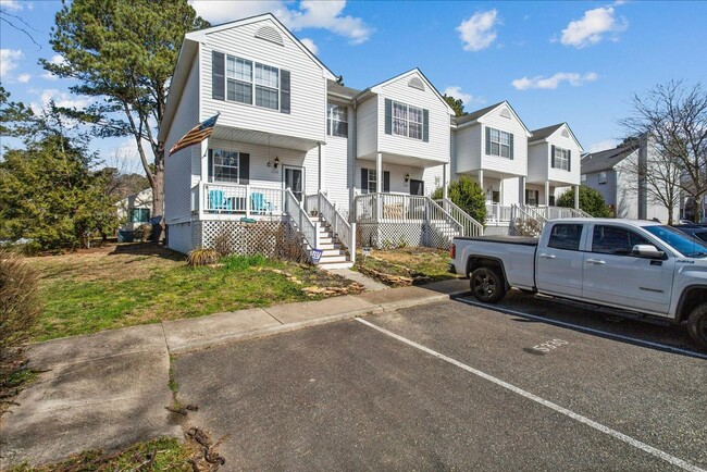 Building Photo - ATTRACTIVE AND BRIGHT LUXURY TOWNHOME IN W...