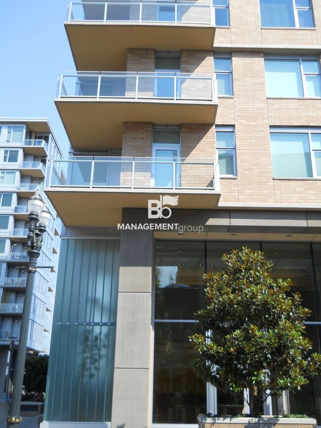 Building Photo - The Strand- Beautiful One-Bedroom With Riv...