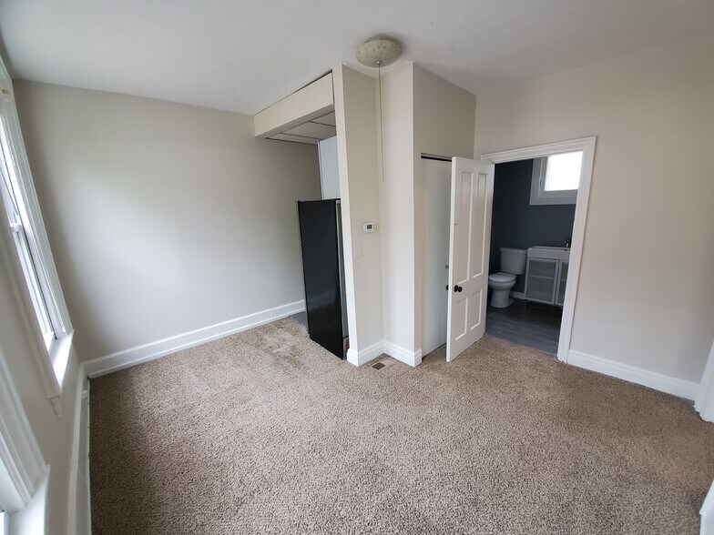 Building Photo - 414 Hoge St
