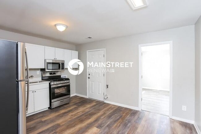 Building Photo - 4 Bedroom Pet-Friendly Home in INDEPENDENCE, MO with Main Street Renewal
