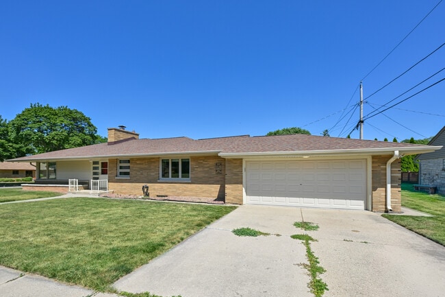 Building Photo - 728 N 74th St