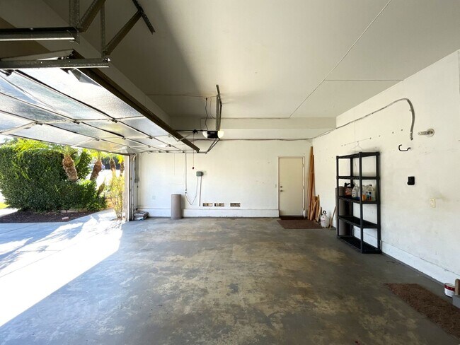 Building Photo - 4 bed, 3 bath located in Corona, CA!