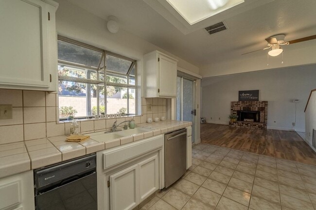 Building Photo - 3 bedroom minutes from shopping & freeway access!